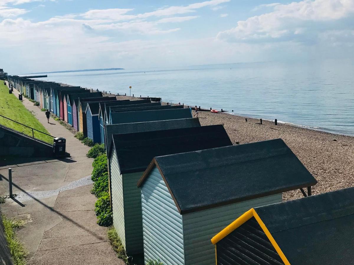 Beautiful Beachfront Retreat With A Stunning Sea View For The Ultimate Escape Away From The Busy World Below Херн-Бей Экстерьер фото