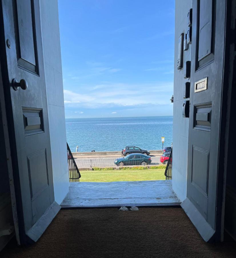 Beautiful Beachfront Retreat With A Stunning Sea View For The Ultimate Escape Away From The Busy World Below Херн-Бей Экстерьер фото